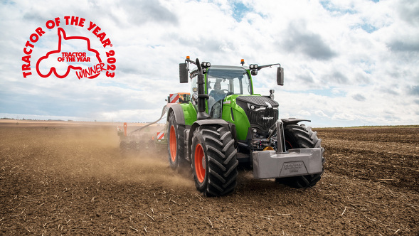 Fendt 700 Vario Gen7 im Einsatz auf dem Acker mit dem Tractor of the year 2023 Logo