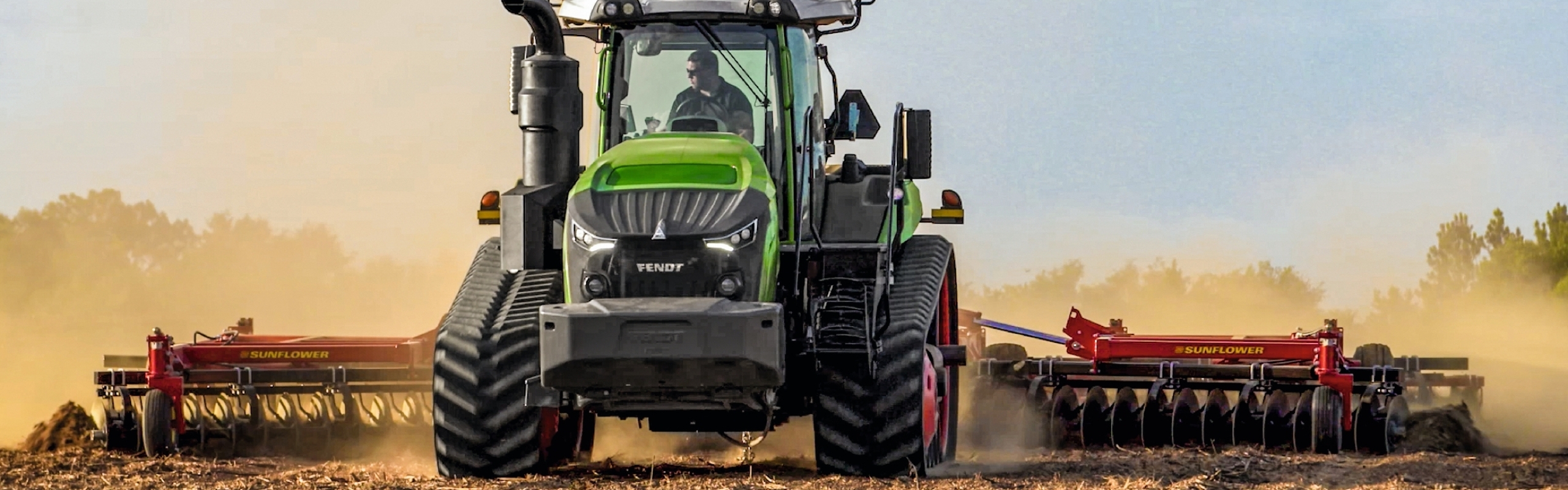 Ein Landwirt fährt mit seinem Fendt 1100 Vario MT über ein Feld