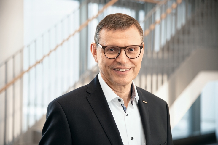 Walter Wagner Geschäftsführung Forschung & Entwicklung Fendt Walter Wagner vor einer Treppe