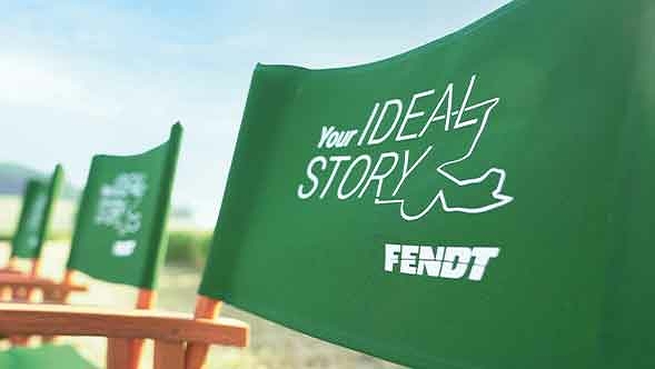 Grüne Klappstühle mit der Aufschrift "Your Fendt IDEAL Story"