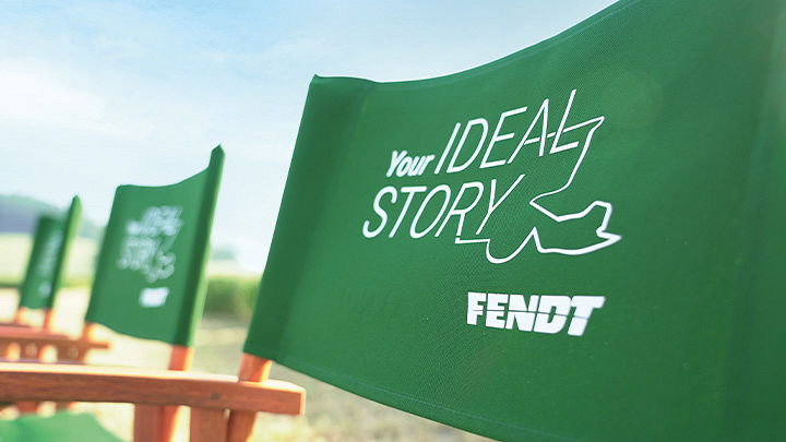 Grüne Klappstühle mit der Aufschrift "Your Fendt IDEAL Story"