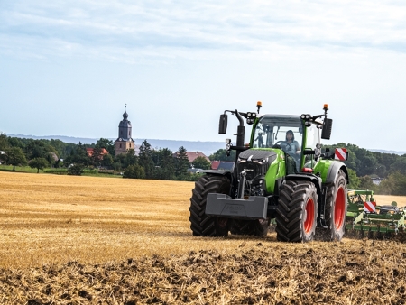 Fendt 700 Vario Gen7 beim Grubbern