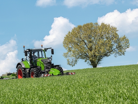 Fendt 728 Vario Gen7 mit Scheibenegge im Acker