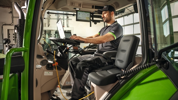 Fendt Care Service Fendt Profi auf dem Fendt Traktor in der Werkstatt und lässt eine FENDIAS Prüfung laufen
