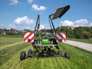 Heckansicht des Fendt Former Einkreiselschwader zusammengeklappt auf einer Wiese