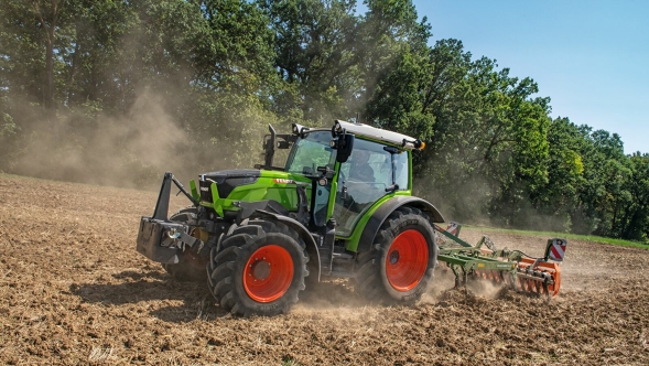 Fendt 200 Vario Ein grüner Fendt 200 Vario bearbeitet den Acker mit einem Grubber.