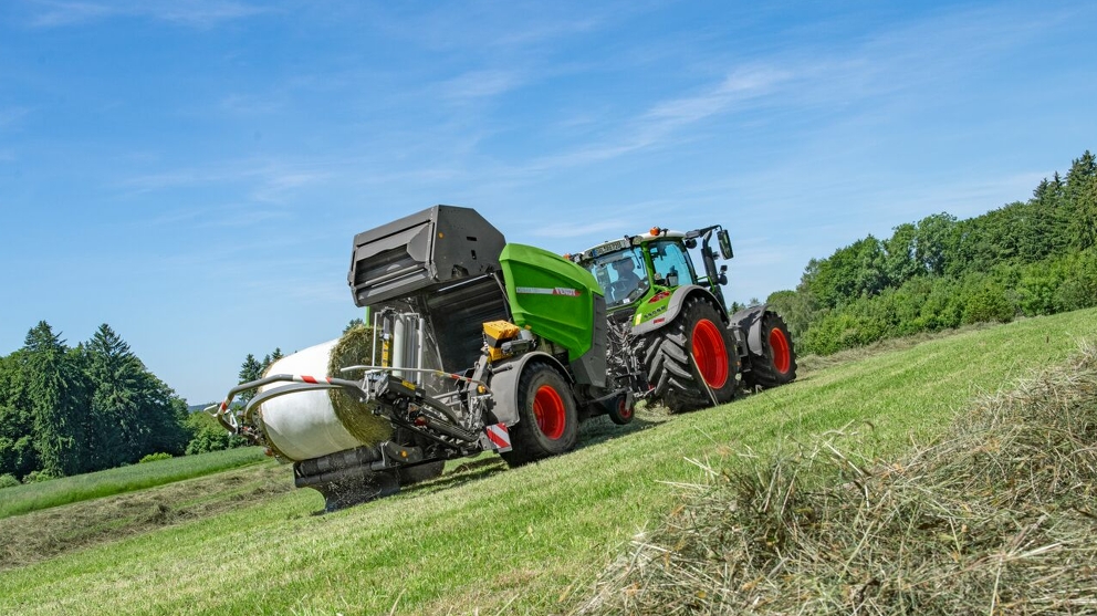 Rundballen auf dem Wickeltisch der Fendt Rotana Combi Rundballenpresse Ballenübergabe Fendt Rotana Combi Rundballenpresse
