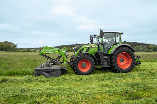 Direktanbau am Fronthubwerk Seitenansicht eines grünen Fendt Traktor mit Direktanbau am Fronthubwerk auf der Wiese.