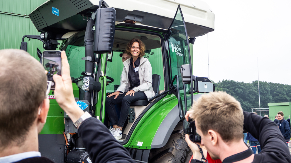 Eines der Highlights war der ausgestellte Fendt Helios Die Teilnehmer konnten sich den Fendt Helios ganz genau anschauen