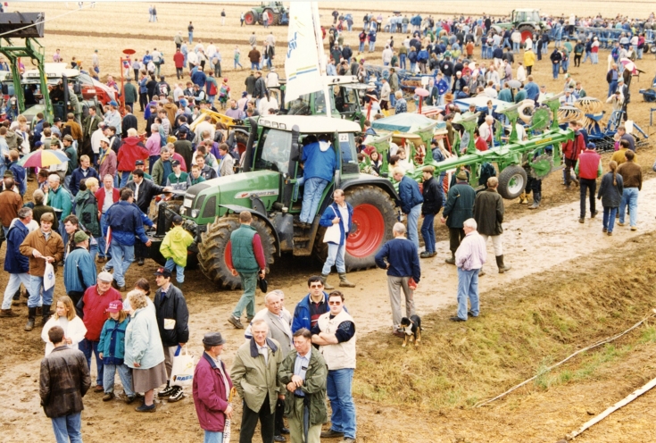 Fendt Favorit 700 Vario Gen1 auf dem Saatan-Union Fendt Feldtag in Wadenbrunn umringt von Menschen Fendt Favorit 700 Vario Gen1 auf dem Feld beim Feldtag in Wadenbrunn umringt von Menschentrauben