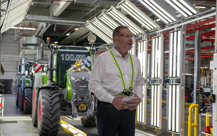 Christoph Gröblinghoff vor dem 100.000sten Fendt 700 Vario im Lichttunnel Christoph Gröblinghoff, Vorsitzender der Fendt Geschäftsführung, steht vor dem mit Blumen geschmückten Fendt 728 Vario am Lichttunnel in Marktoberdorf