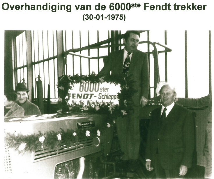 Fendt Mitarbeitende auf dem 6.000sten Fendt Traktor für die Niederlande Historische schwarz-weiß Aufnahme von 1975, abgebildet sind 3 Männer rund um einen geschmückten Fendt Farmer mit einem Schild "6.000. Fendt Schlepper für die Niederlande"