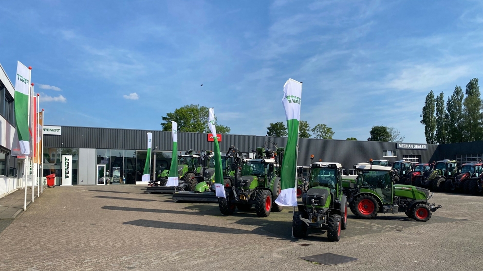 Händlerstandort Mechan in Achterveld, Niederlande, heute Bild der Mechan Vertriebsstätte in Achterveld mit Fendt Traktoren und Fahnen auf dem Hof