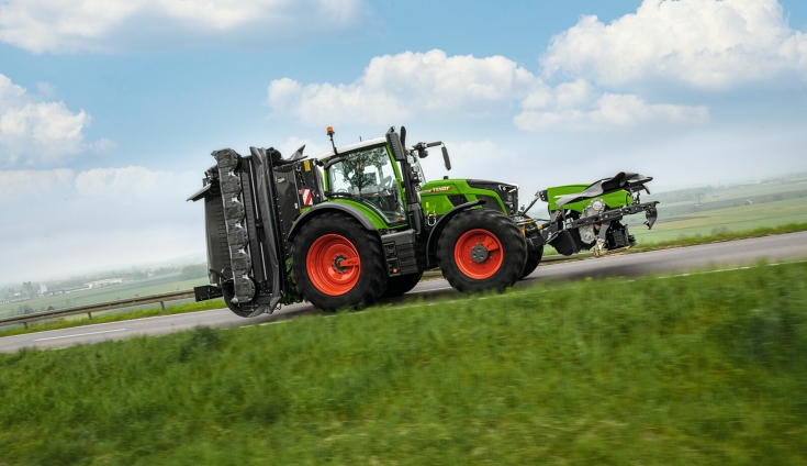 Fendt 600 Vario fährt mit Mähwerk Fendt 600 Vario fährt mit Mähwerk eine Anhöhe hinauf