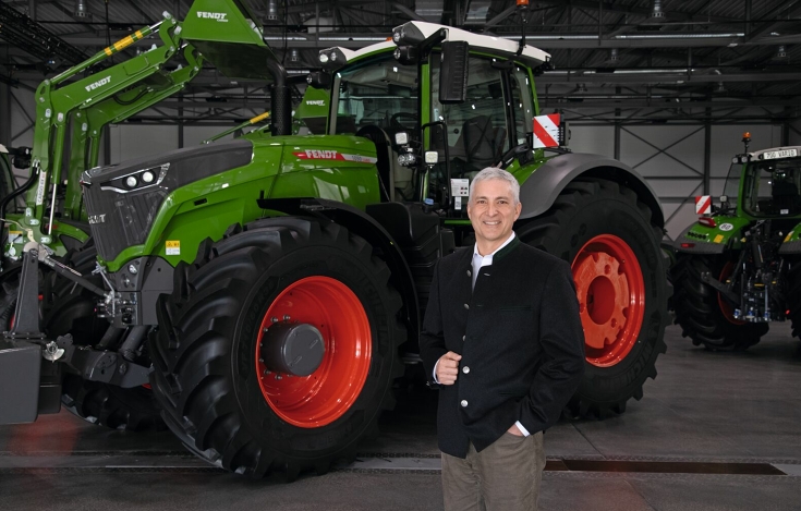 Eric Hansotia (Chairman, President und CEO von AGCO) Eric Hansotia (Chairman, President und CEO von AGCO) vor einem Fendt1050 Vario