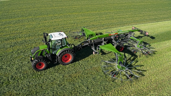 Aufsicht auf Fendt Traktor und Fendt Former Aufsicht auf einen grünen Fendt Traktor mit angehängtem Fendt Former 14055 PRO im Feldeinsatz