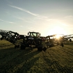 Im Abendlicht fährt ein Fendt Traktor mit Fendt Former 14055 PRO über das Feld
