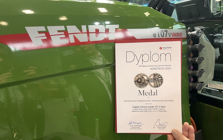 Diplom zur polnischen Goldmedaille für den Fendt e107 V Vario Diplom zur polnischen Goldmedaille für den Fendt e107 V Vario vor dem Fendt Traktor