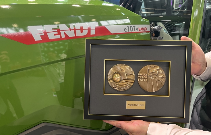 Polnische Goldmedaille für den Fendt e107 V Vario Polnische Goldmedaille für den Fendt e107 V Vario vor dem Fendt Traktor
