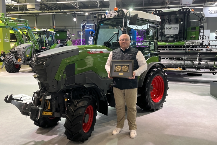 Rafal Mikolajczak (Produktspezialist für Fendt Traktoren in Polen) vor dem ausgezeichneten Fendt e107 V Vario Rafal Mikolajczak (Produktspezialist für Fendt Traktoren in Polen) vor dem ausgezeichneten Fendt e107 V Vario