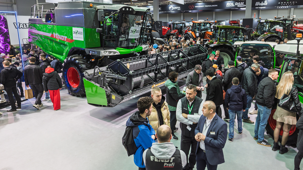 Menschen besuchen den Fendt Stand mit einem Fendt Mähdrescher auf der Agrotech Kielce 2025 Viele Menschen stehen auf dem Fendt Stand bei einem Fendt Mähdrescher auf der Agrotech Kielce 2025