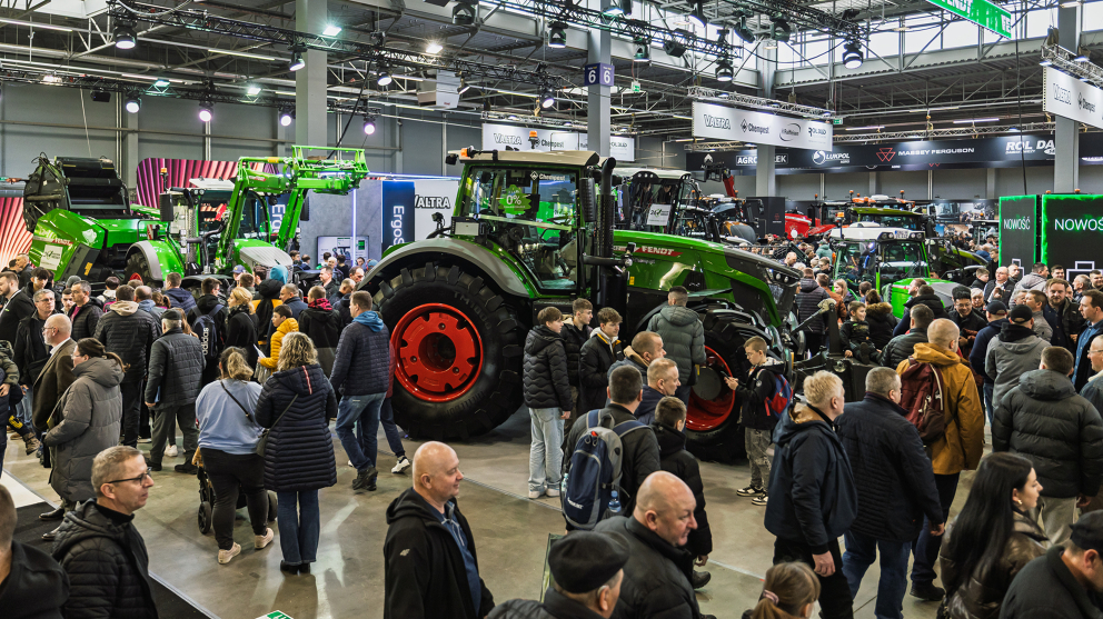 Menschen besuchen den Fendt Stand mit Traktoren auf der Agrotech Kielce 2025 Viele Menschen stehen auf dem Fendt Stand mit Traktoren auf der Agrotech Kielce 2025