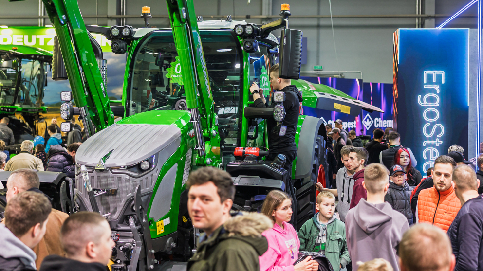 Menschen besuchen den Fendt Stand auf der Agrotech Kielce 2025 Viele Menschen besuchen den Fendt Stand auf der Agrotech Kielce 2025 und stehen um einen Fendt Traktor mit erhobenem Frontlader