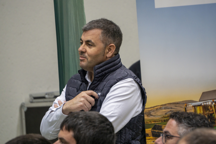 Augusto Vicente (Fendt Retail Manager) Augusto Vicente (Fendt Retail Manager), von der Seite fotografiert, hört jemandem zu