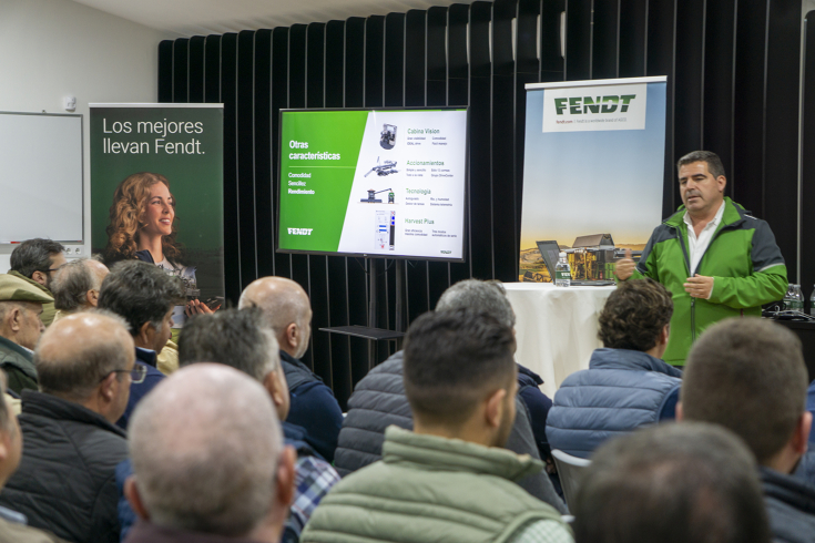 Fendt Erntetag im Süden Landwirte hören einem Redner auf der Bühne zu