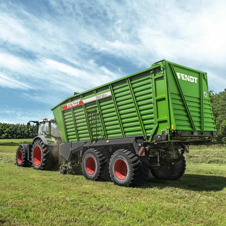 Fendt Tigo Ladewagen beim Heu aufladen