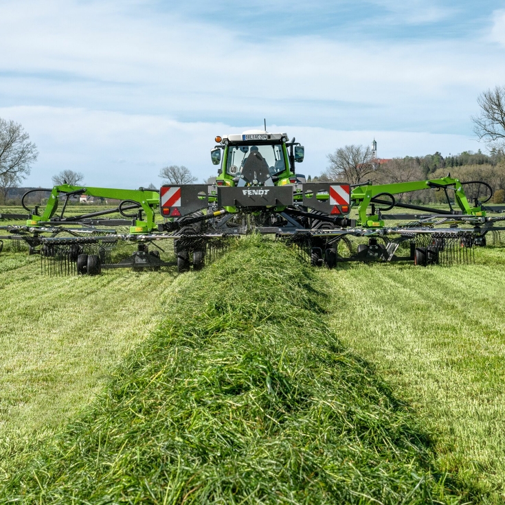 Ein Fendt Traktor mit einem Fendt Former beim Schwadern