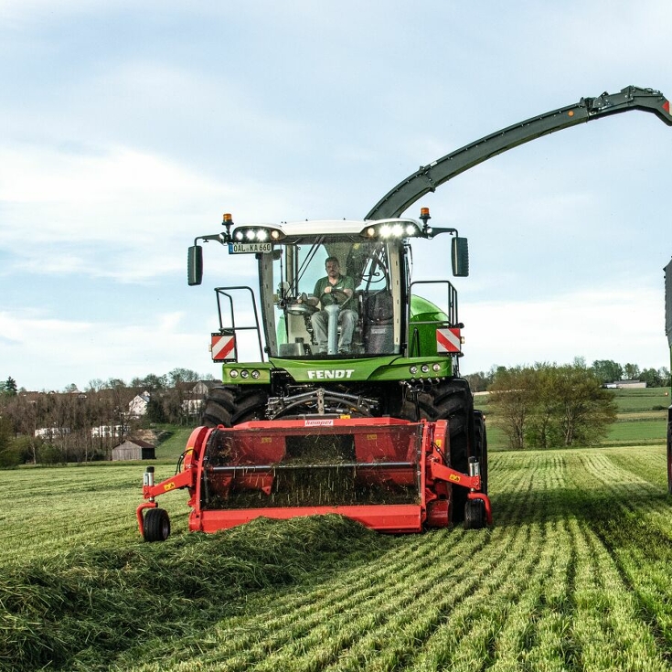 Der Fendt Katana im Einsatz auf einer Wiese.