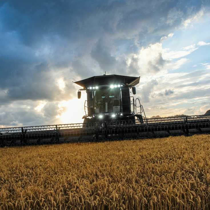 Fendt IDEAL fährt im Weizenfeld