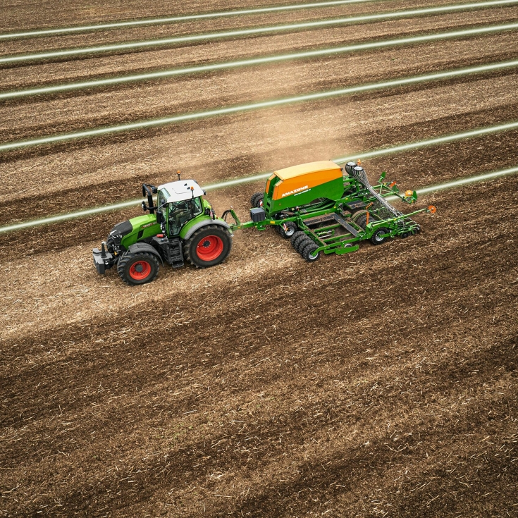 Ein grüner Fendt Traktor bei der Bodenbearbeitung in Verwendung der Spurführungslösung Fendt Guide