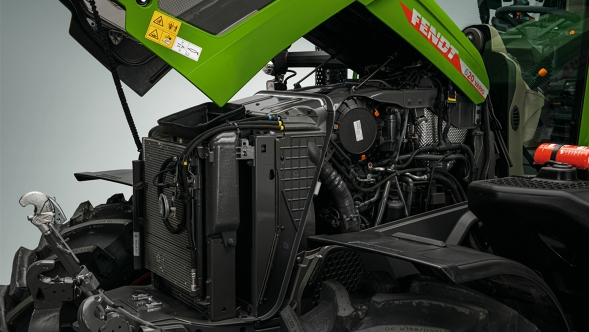 Nahaufnahme des grünen Fendt 600 Vario mit angehobener Motorhaube sodass ein effizientes Kühlungskonzept mit Bedarfsregelung und Umkehrlüfter zu sehen ist.