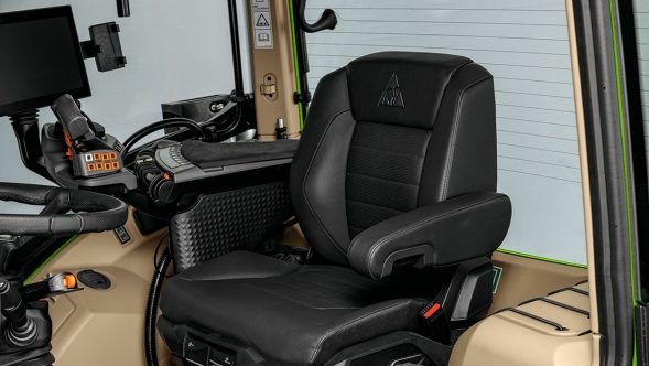 Nahaufnahme des neuen Fendt Premium Fahrersitzes in der Kabine des Fendt 600 Vario