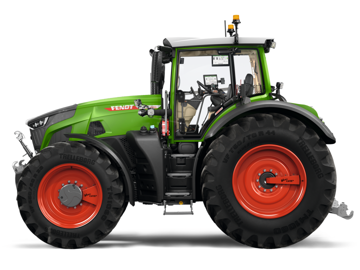 CGI des grünen Traktors Fendt 900 Vario mit roten Felgen von der Seite.