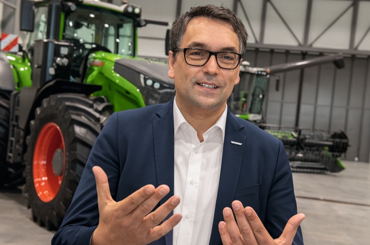 Roland Schmidt, Vice President Fendt Marketing Roland Schmidt, Vice President Fendt Marketing in einer Halle, im Hintergrund grüne Fendt Traktoren
