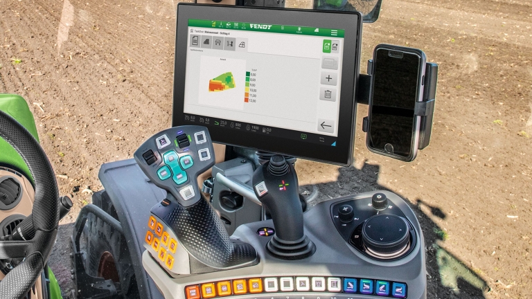 Nahaufnahme der Multifunktionsarmlehne mit Terminal in einem Fendt Traktor