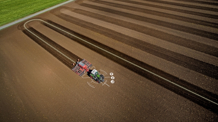 Fendt Traktor auf dem Feld mit Fendt Smart Farming