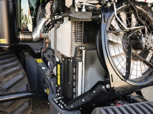 Motorraumansicht des Fendt 900 Vario MT mit großem Ladeluftkühler und zusätzlichem Wärmetauscher als Zwischenladeluftkühler zur optimalen Temperaturregulierung der Ansaugluft