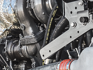 Detailaufnahme der zwei Turbolader mit fester Geometrie und elektronisch gesteuerter Wastegate-Regelung im Fendt 900 Vario MT, für konstant hohes Drehmoment über den gesamten Drehzahlbereich