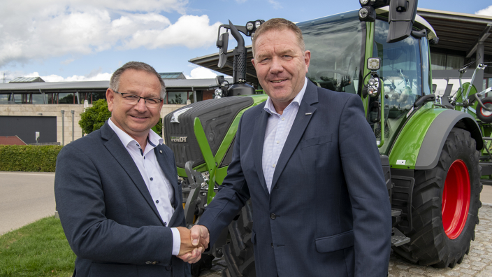 Thomas Knecht (1.Vorsitzender Red Farmer e.V.) mit Christoph Gröblinghoff (Vice President und Vorsitzender der Fendt Geschäftsführung) vor einen grünen Fendt Traktor