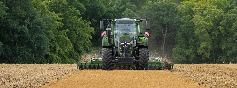 Ein grüner Fendt 600 Vario auf dem Acker