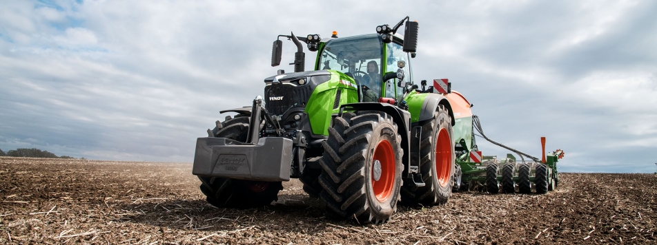 Fendt 700 Vario Gen7 Eine Frau fährt mit einem Fendt 700 Vario Gen7 auf einem Acker