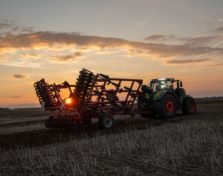 Fendt 1000 Vario im Feldeinsatz Ein grüner Fendt 1000 Vario fährt mit einem Grubber auf den Acker