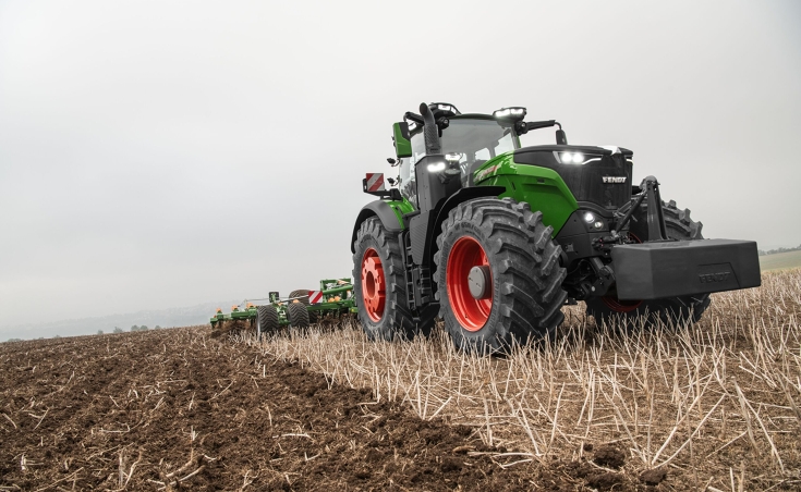Flexible Bereifungsoptionen beim Fendt 1000 Vario Ein grüner Fendt 1000 Vario mit großen Reifen fährt auf einem Stoppelfeld entlang.