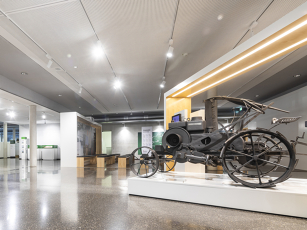 „Ausstellung historischer Fendt-Oldtimer mit dem ersten Dieselross als zentrales Exponat in der Markenwelt“