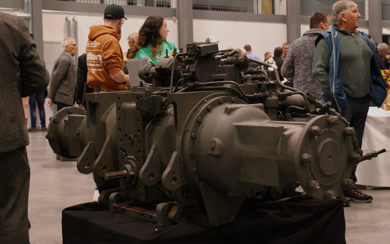 Mitglieder stehen um den Prototypen des Fendt Variogetriebes, das Tristat