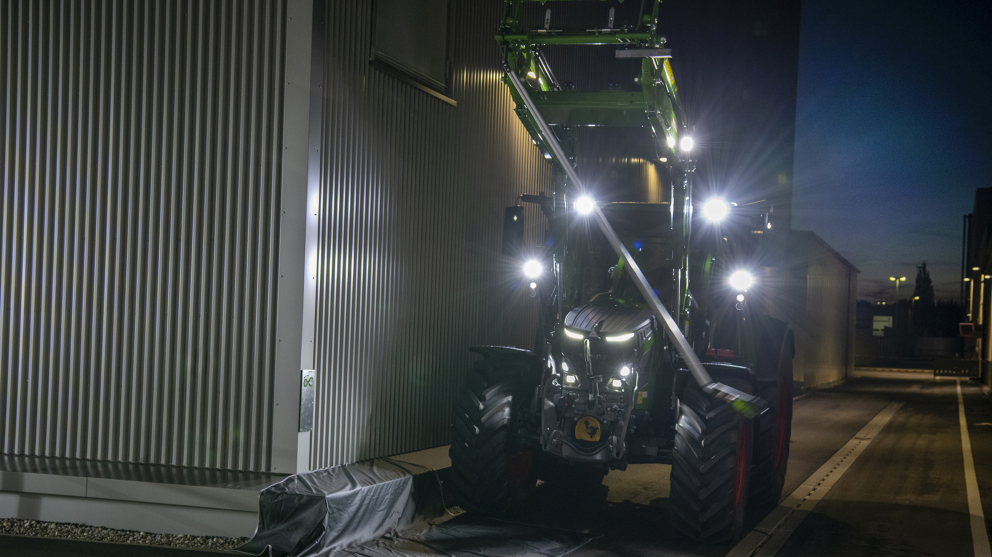 Fendt Traktor mit Champagner Flasche am Frontlader